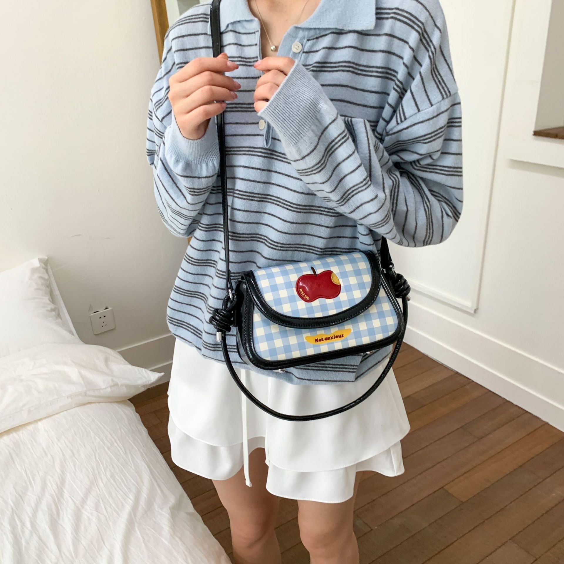 Cartoon embroidered hand carry small square bag 2025 summer new Korean version fashion versatile casual shoulder bag feeling messenger bag