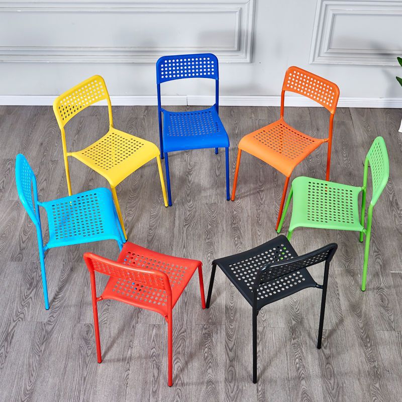 Modern minimalist plastic chair with backrest, portable and stackable dining chair for food stalls, hollow-out design for office reception and negotiation