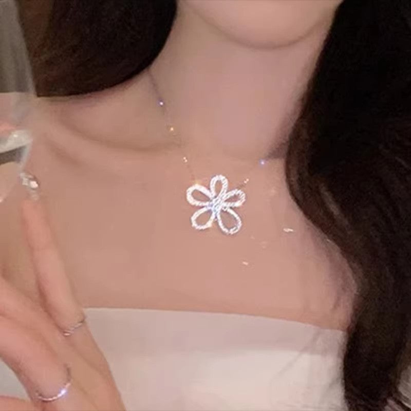 Micro-paved zircon five-petal flower necklace, accessible luxury, niche design for women, high-end, 2026 new trendy collarbone chain