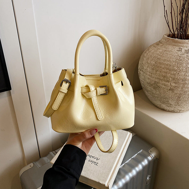 Fashion high sense 2025 new portable pleated bucket bag fashionable versatile foreign style shoulder messenger women's bag