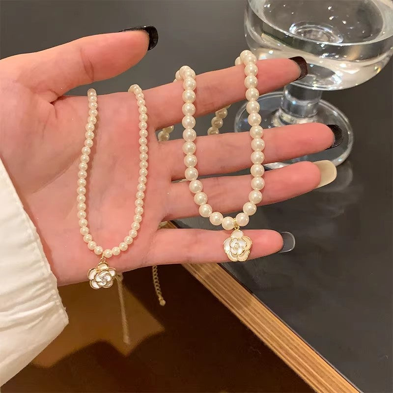 Gentle elegant camellia pearl necklace women's classy accessible luxuryniche style choker clavicle chain exquisite neck chain trendy