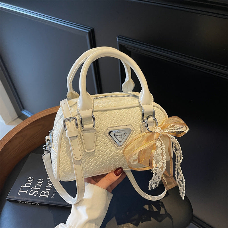 Retro small bag women 2025 new popular versatile messenger bag super fire portable bowling bag fashion shoulder bag