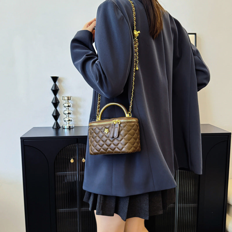 Hand carrying retro fashion bucket bag women's 2025 new Xiaoxiangfeng diamond chain shoulder bag versatile messenger bag