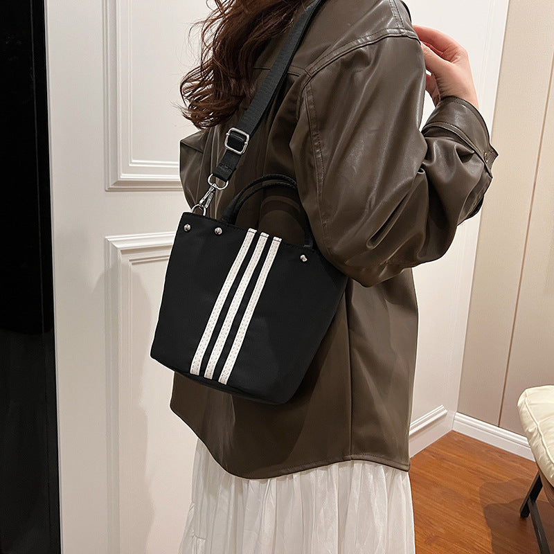 Casual simple and lightweight bag women's 2025 summer new Korean version fashion nylon bucket bag commuter shoulder bag