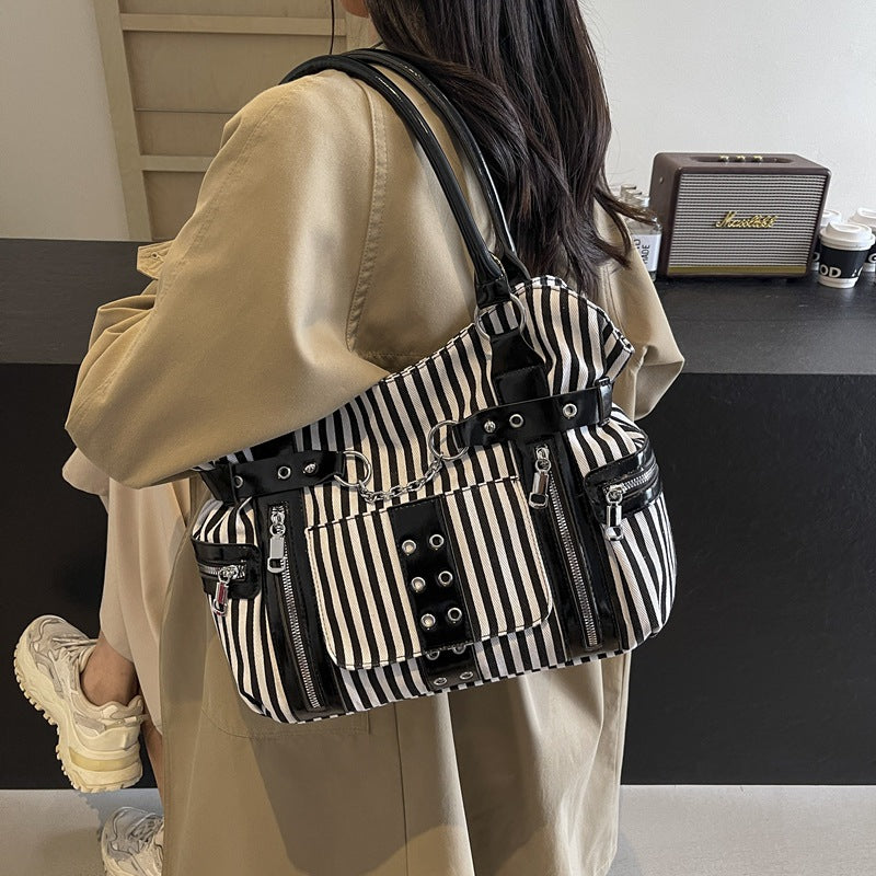Cross-border dark heavy industry rivet tote bag niche design large capacity lattice shoulder messenger bag trend locomotive bag