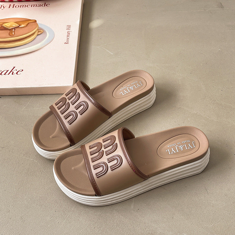 Women's flip-flops summer 2025 new fashion indoor internet celebrity outwear thick solenon-slip beach stomping on shit feeling cool slippers