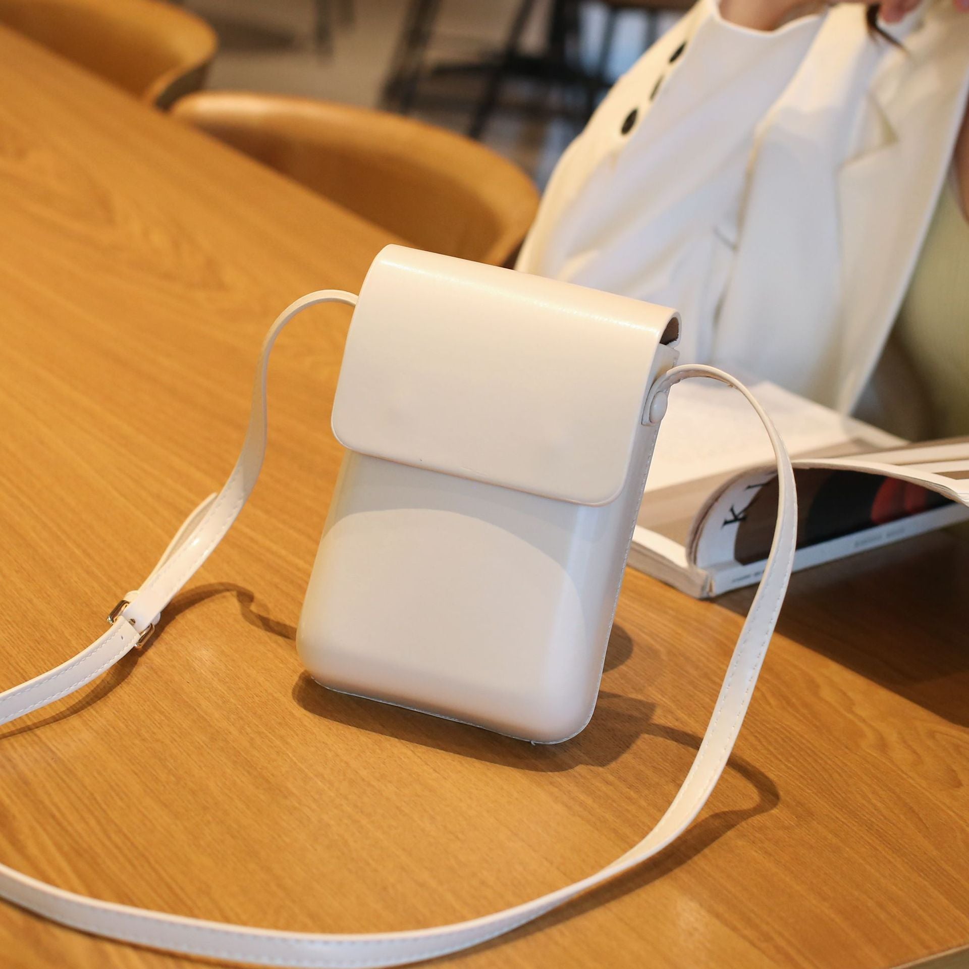 Cross-border diagonal span vertical mobile phone bag, simple and fashionable pressure shell bag, niche solid color change bag, retro texture messenger bag.