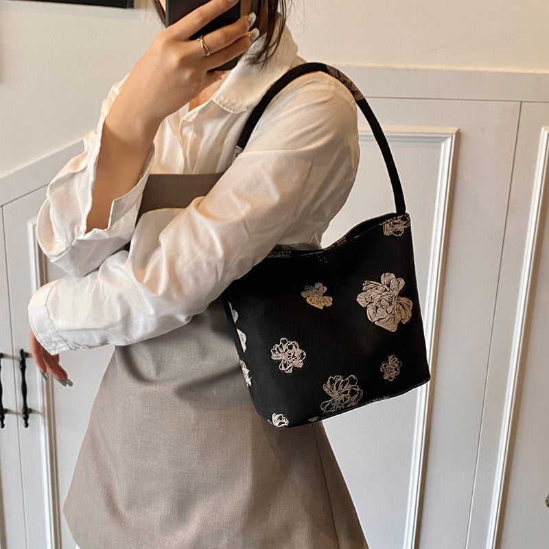 Fashion trend niche design bucket bag 2025 summer new foreign style casual texture women's shoulder messenger bag