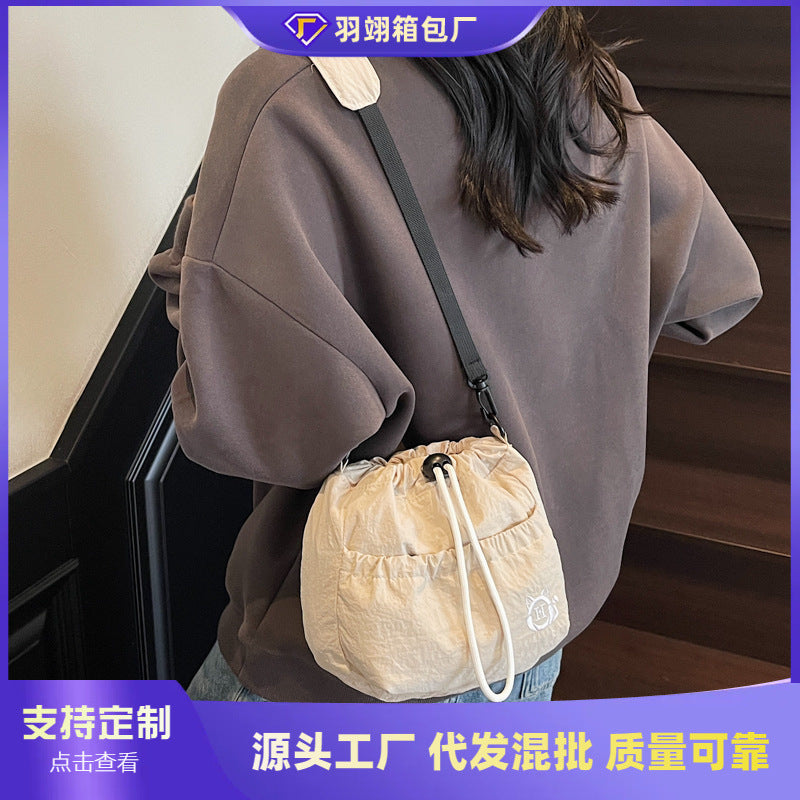 Cross-border pleated bag women's 2025 new popular casual shoulder bag large-capacity messenger bag class commuter bag