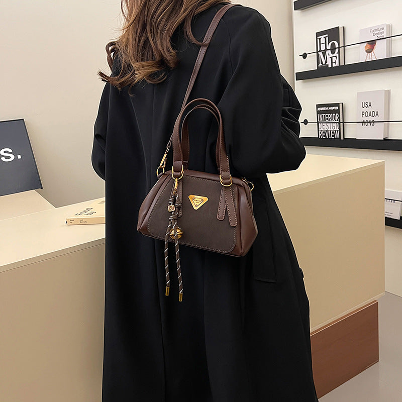 Retro portable bowling bag women's 2025 new winter shoulder bag high-end fashion versatile messenger bag