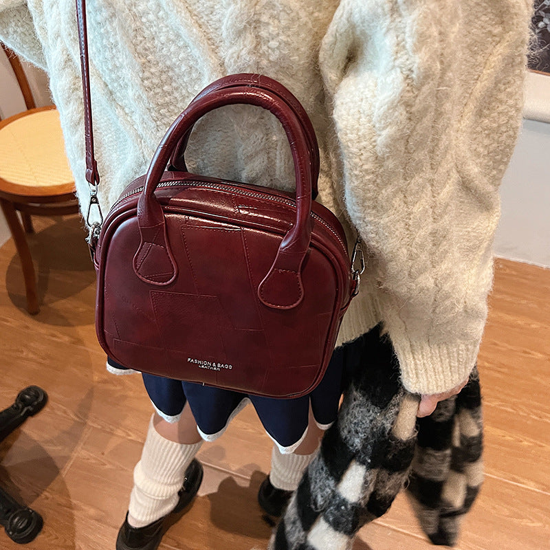 Cross-border super fire small bag women's autumn and winter retro 2025 new versatile shoulder messenger bag women's portable pillow bag