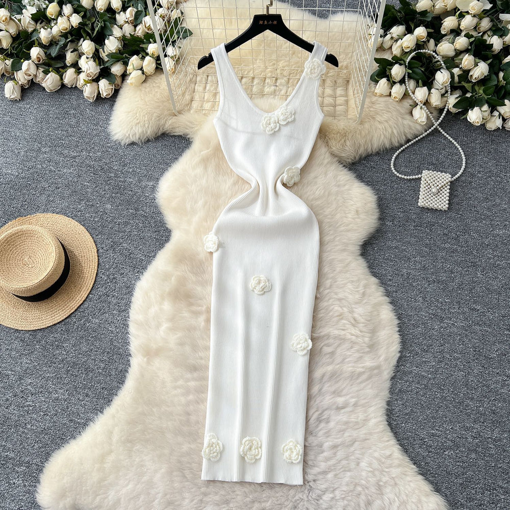 Goddess-style elegantsense of designstereo flower suspender v neck silmslimming look hip-hugging knittingdress2025 summer