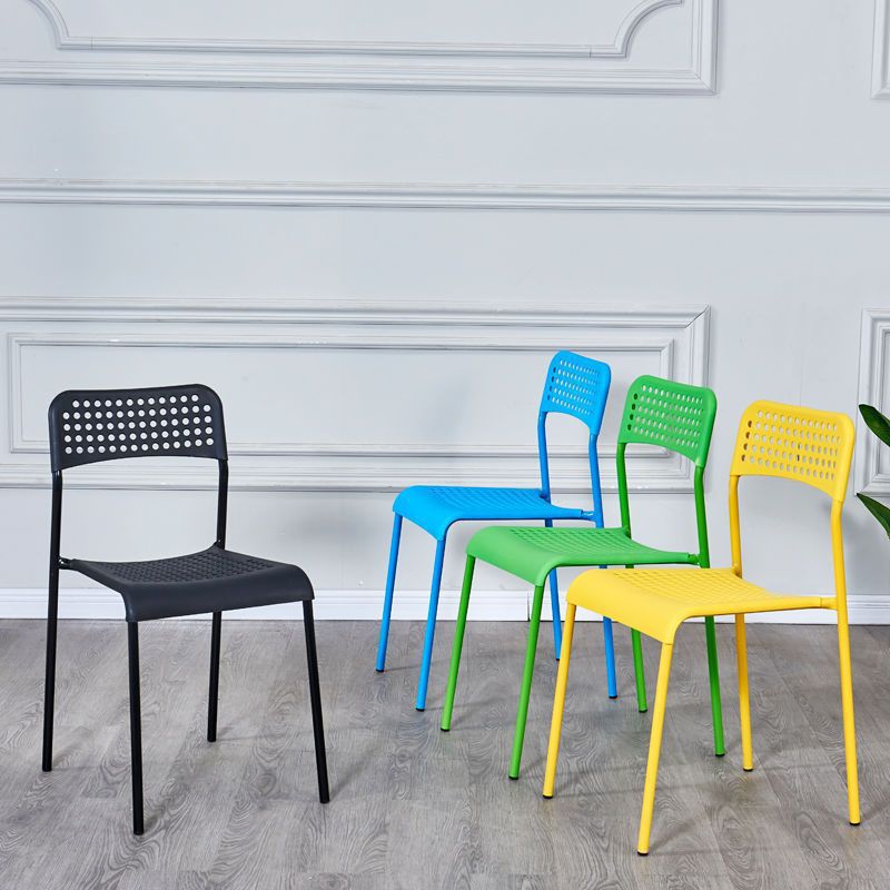 Modern minimalist plastic chair with backrest, portable and stackable dining chair for food stalls, hollow-out design for office reception and negotiation