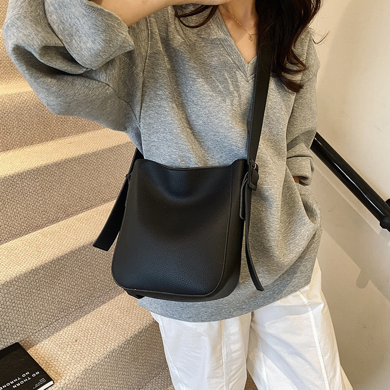 Retro casual shoulder bag women's 2025 new fashion solid color bucket bag niche trend commuter messenger bag