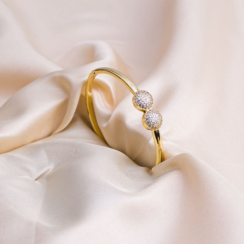 Hand jewelry for women, niche design, hot-selling bracelets, high-end minimalist inlaid versatile elegant bangles, new design jewelry
