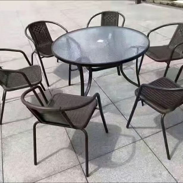 Outdoor table and chair set with umbrella, sunshade, perfect for outdoor cafes, bubble tea shops, and casual outdoor seating. features a wrought iron frame and rattan chairs, ideal for patios and gardens