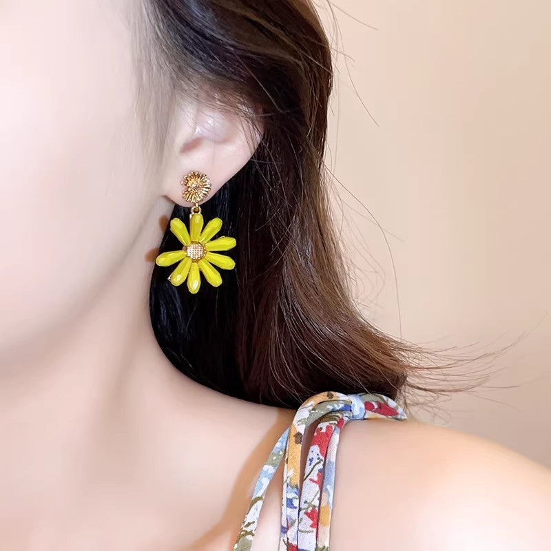 Dopamine chic yellow earrings - vintage daisy flower studs - vacation vibe - luxury & high-end dangle earrings