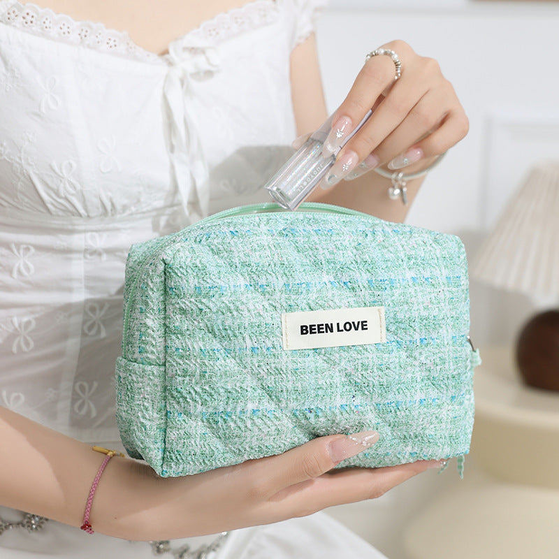 New hand-held cosmetic bag, portable high-value cosmetic storage bag, high-end toilet bag, women's mouth red envelope.
