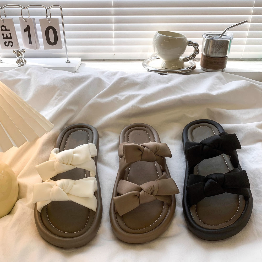 French-style platform sandals for women, perfect for wearing outdoors. new for summer 2026, these sandals pair beautifully with skirts, featuring a fairy-tale aesthetic with a bow accent. a single-strap, slip-on design