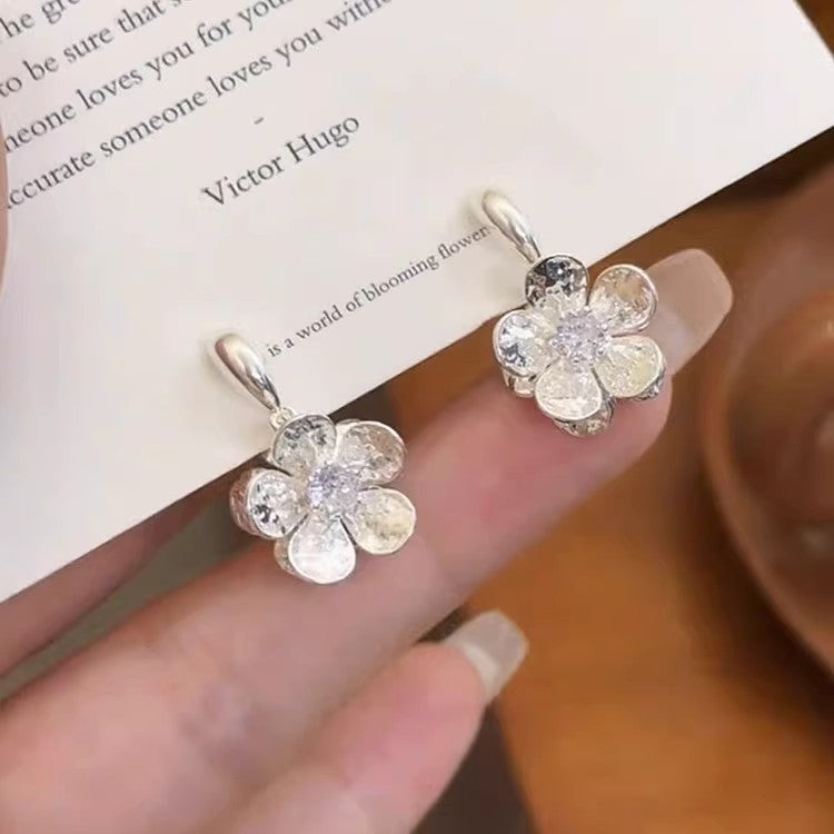 High-end silver flower earrings for women, niche design, exquisite and popular earrings, versatile and slimming, elegant earrings for women