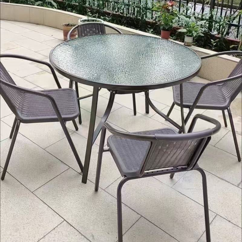 Outdoor table and chair set with umbrella, sunshade, perfect for outdoor cafes, bubble tea shops, and casual outdoor seating. features a wrought iron frame and rattan chairs, ideal for patios and gardens