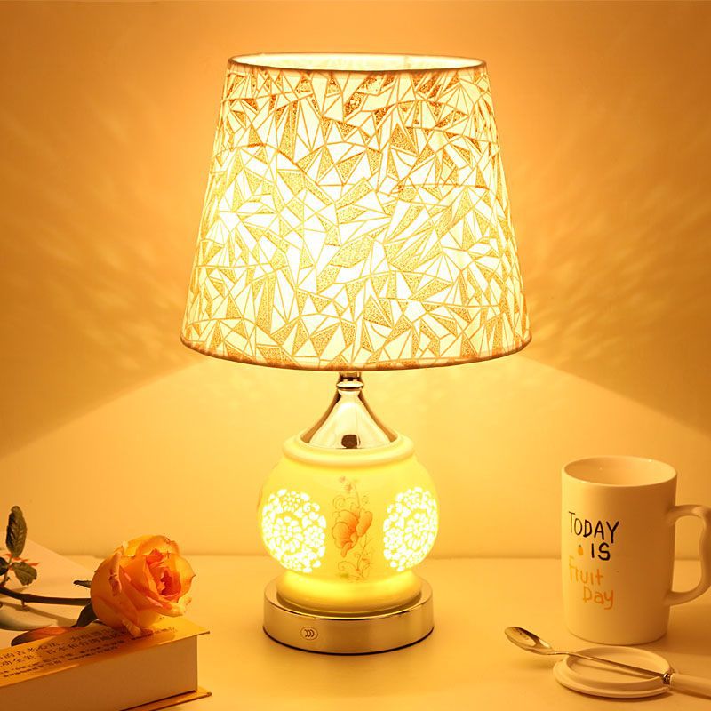 Table lamp creative bedroom bedside lamp personality simple modern warm romantic wedding decoration dimmable night light
