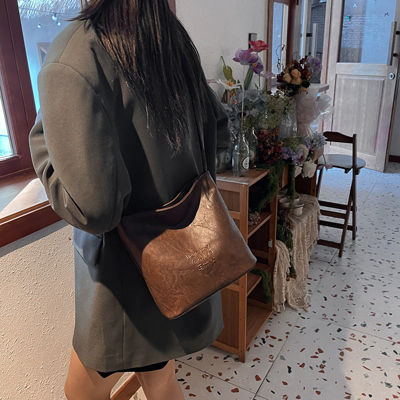 Retro fashion bucket bag women's 2025 new autumn commuting versatile shoulder bag niche high-end women's bag