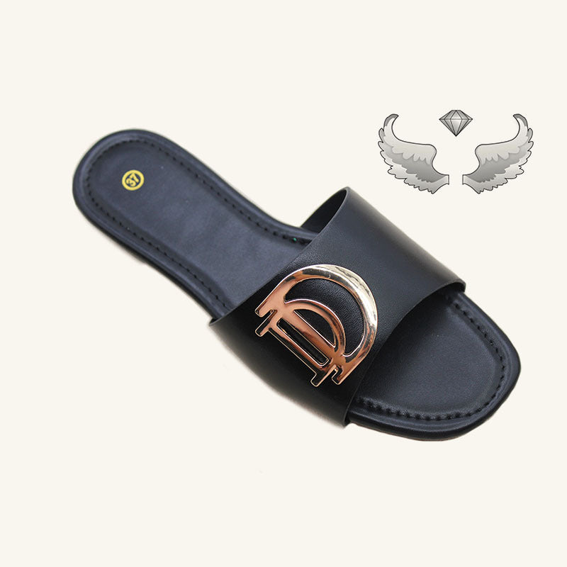 Chaozhou factory wholesale stall women's one-word drag fashion metal decoration versatile comfortable outer slippers Slippers