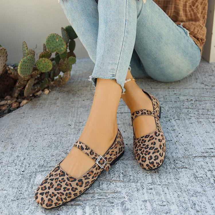 spring/summer new arrivals: plus-size women's flat shoes for cross-border e-commerce. sizes 35-42 available. wholesale options available. dropshipping to  and