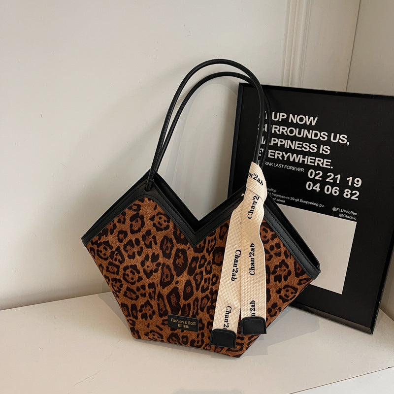 Commuter retro large-capacity leopard print bag women's 2025 new autumn and winter shoulder bag college students class tote bag