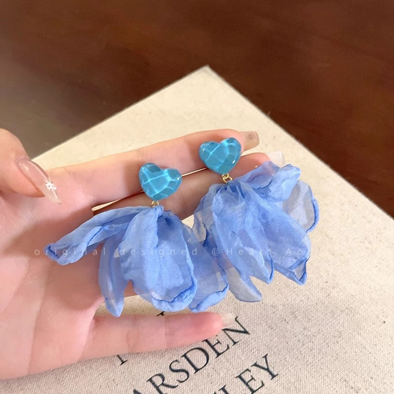 Beachy heart petal earrings - ethereal, high-end, sweet studs for a flattering and chic look (suitable for round faces)