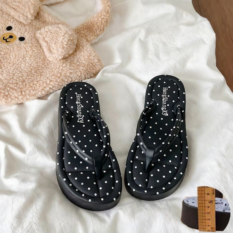 New korean-style platform flip-flops for women, featuring a trendy polka dot design. perfect for summer, these casual and comfortable beach sandals are slip-resistant and ideal for everyday wear