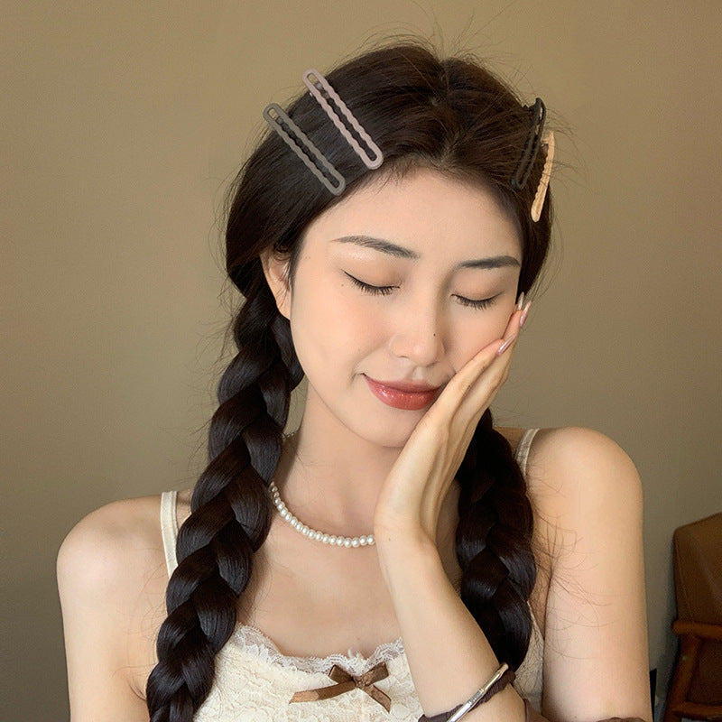 Maillard milk coffee color one-word clip hairpin, large duckbill clip on the back of the head, broken hair on the forehead, side bangs clip
