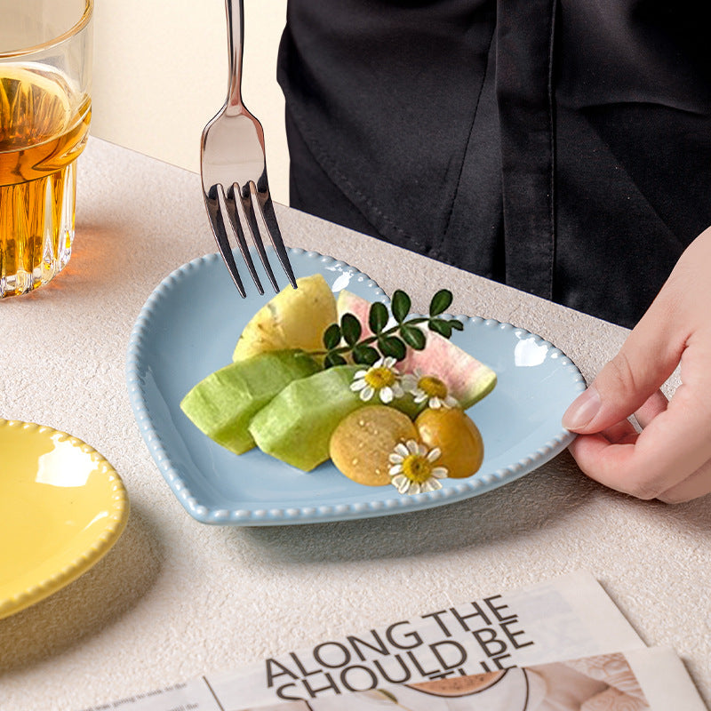 Creative heart-shaped ceramic dish - unique heart plate for snacks, jewelry, home use, cake, fruit, and heart-shaped desserts