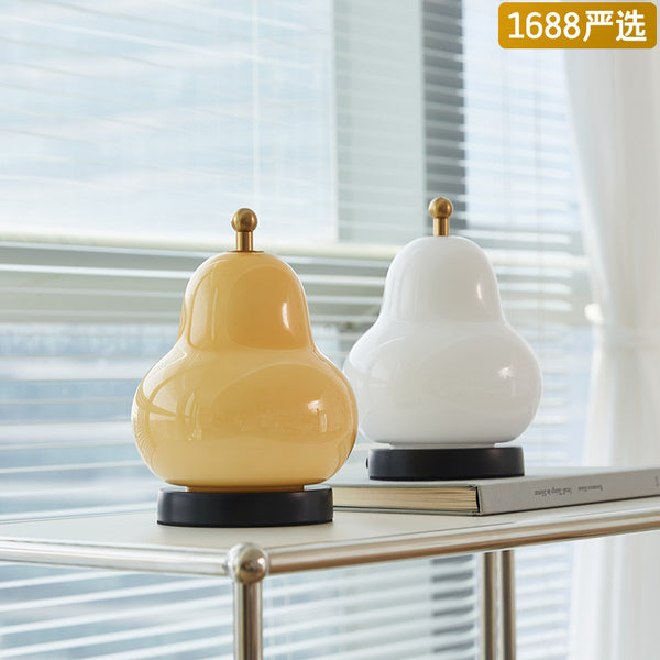 [Strict selection] Medieval French cream wind pear desk lamp bedroom USB charging portable creative ornament decorative lamp