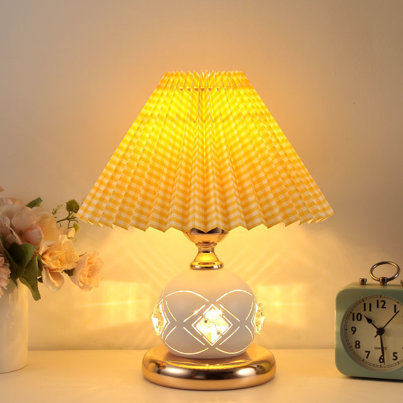 Table lamp bedroom ins girl bedside night light Nordic retro pleated gift Internet celebrity table lamp wedding feeding lamp