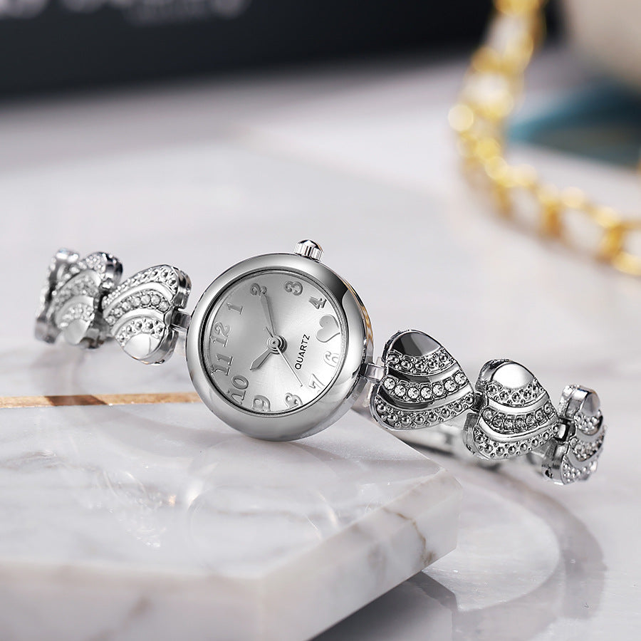 New women's heart-shaped bracelet watch - cross-border hot seller, quartz movement, petite diamond-accented watch bracelet, wholesale from manufacturer