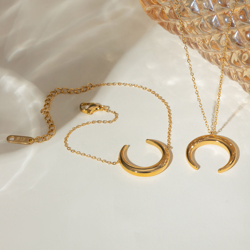 European and american cross-border hot-selling jewelry: trendy street style horn necklaces, creative women's moon necklaces, crescent clavicle chains