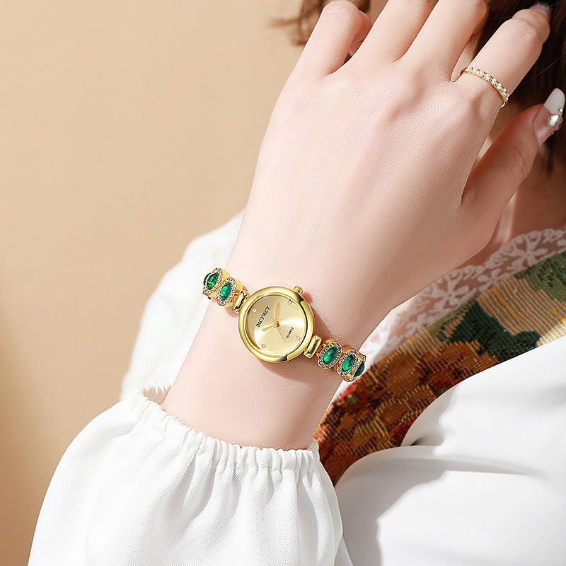 Mcykcy small dial gold alloy bracelet light luxury wrist emerald with surface style medieval watch women's quartz