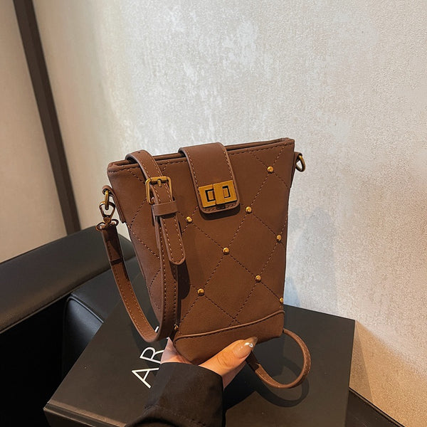 This year, rivet bags, plaid hand-held bucket bags, shoulder bags, messenger bags, lock chains, and small fragrant small bags are popular.