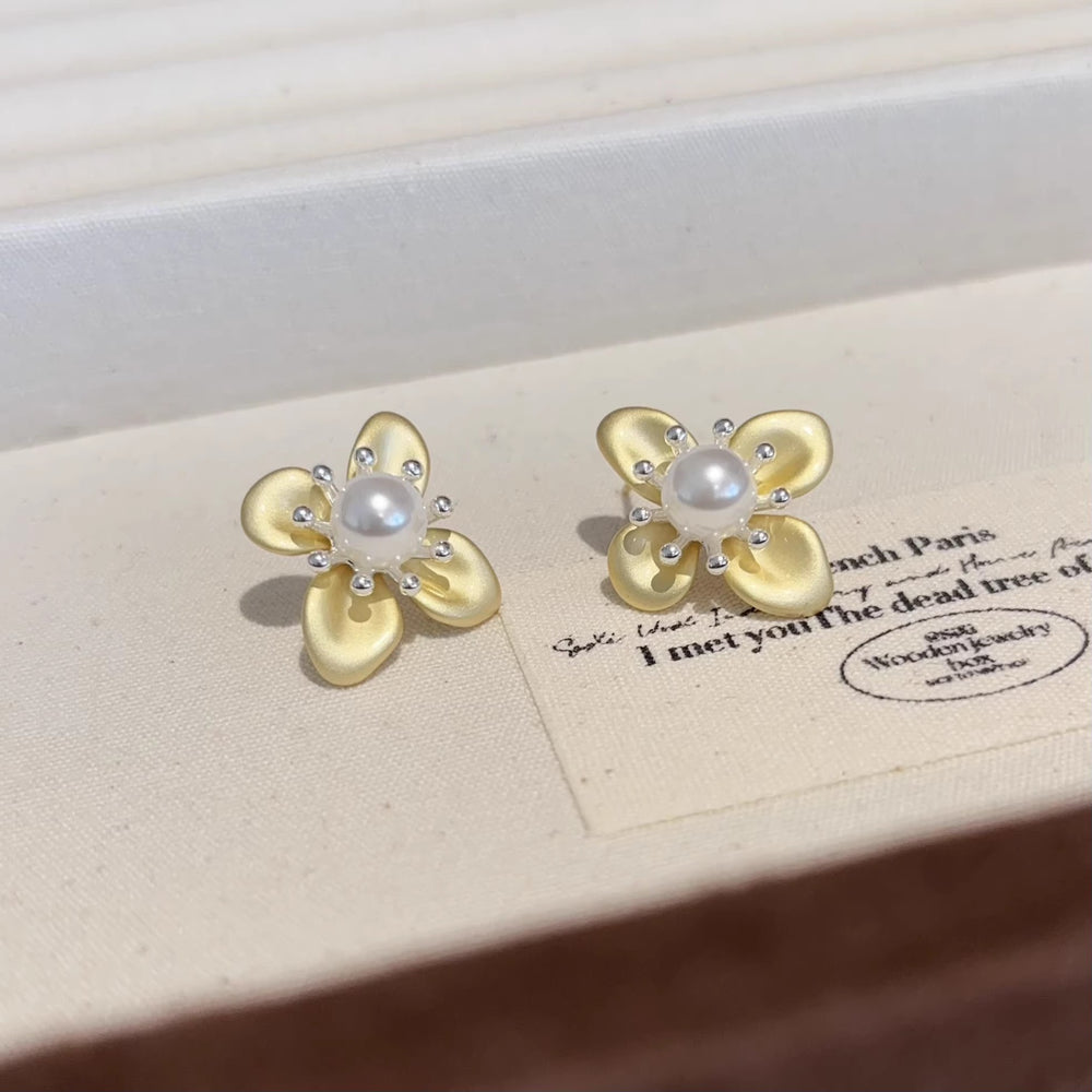 Yellow rhinestone pearl flower stud earrings for women, 2026 new fashion earrings, wholesale summer floral earrings