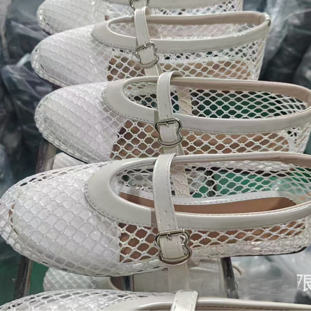 Cross-border round head niche fish grid hollow ballet shoes women's new fashionable and simple flat-bottomed belt buckle single shoes