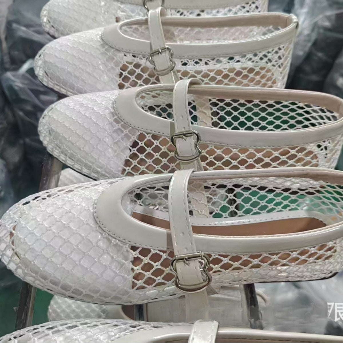 Cross-border round head niche fish grid hollow ballet shoes women's new fashionable and simple flat-bottomed belt buckle single shoes