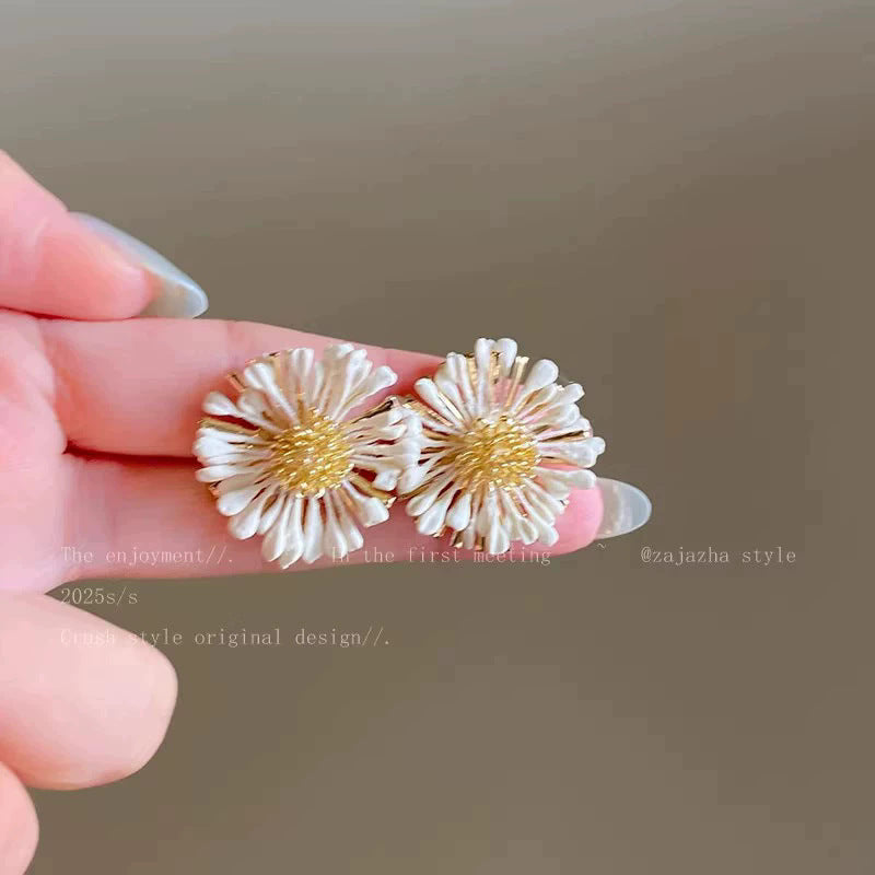 Spring break style white floral earrings - unique dopamine studs, niche design, versatile earrings