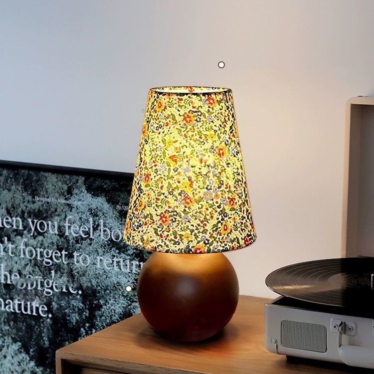 Table lamp ins wind high value pleated lamp retro Nordic girl Internet celebrity bedroom simple bedside feeding night lamp