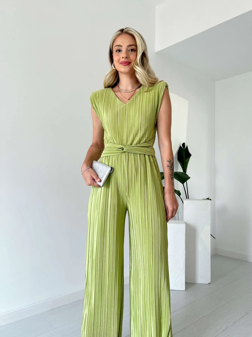 Amazon fashion cross-border women's clothing  autumn new style pure color sleeveless round neck silm pleated straight-leg jumpsuit