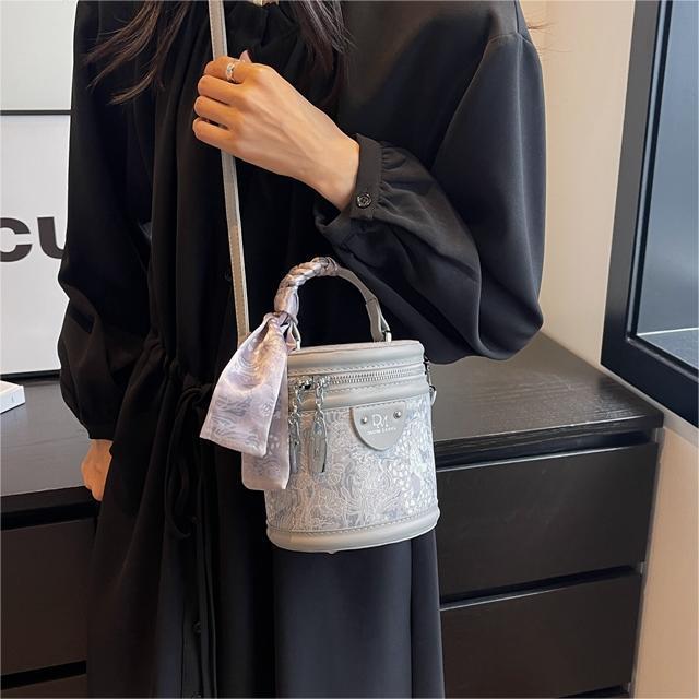 High sense fashion casual niche texture bucket bag 2025 new women's bag trend versatile Internet celebrity messenger bag women
