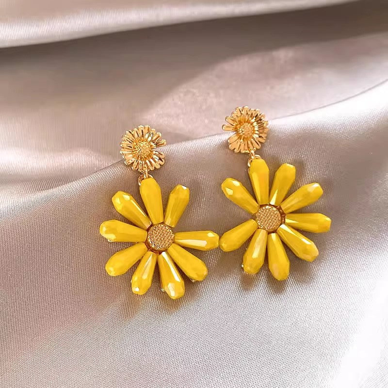 Dopamine chic yellow earrings - vintage daisy flower studs - vacation vibe - luxury & high-end dangle earrings