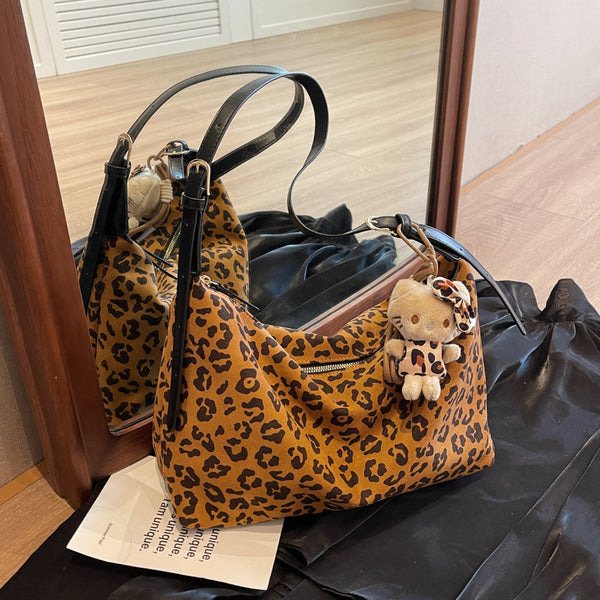 This year, the popular leopard print large-capacity bag women's 2025 new autumn and winter versatile messenger bag commuter shoulder tote bag
