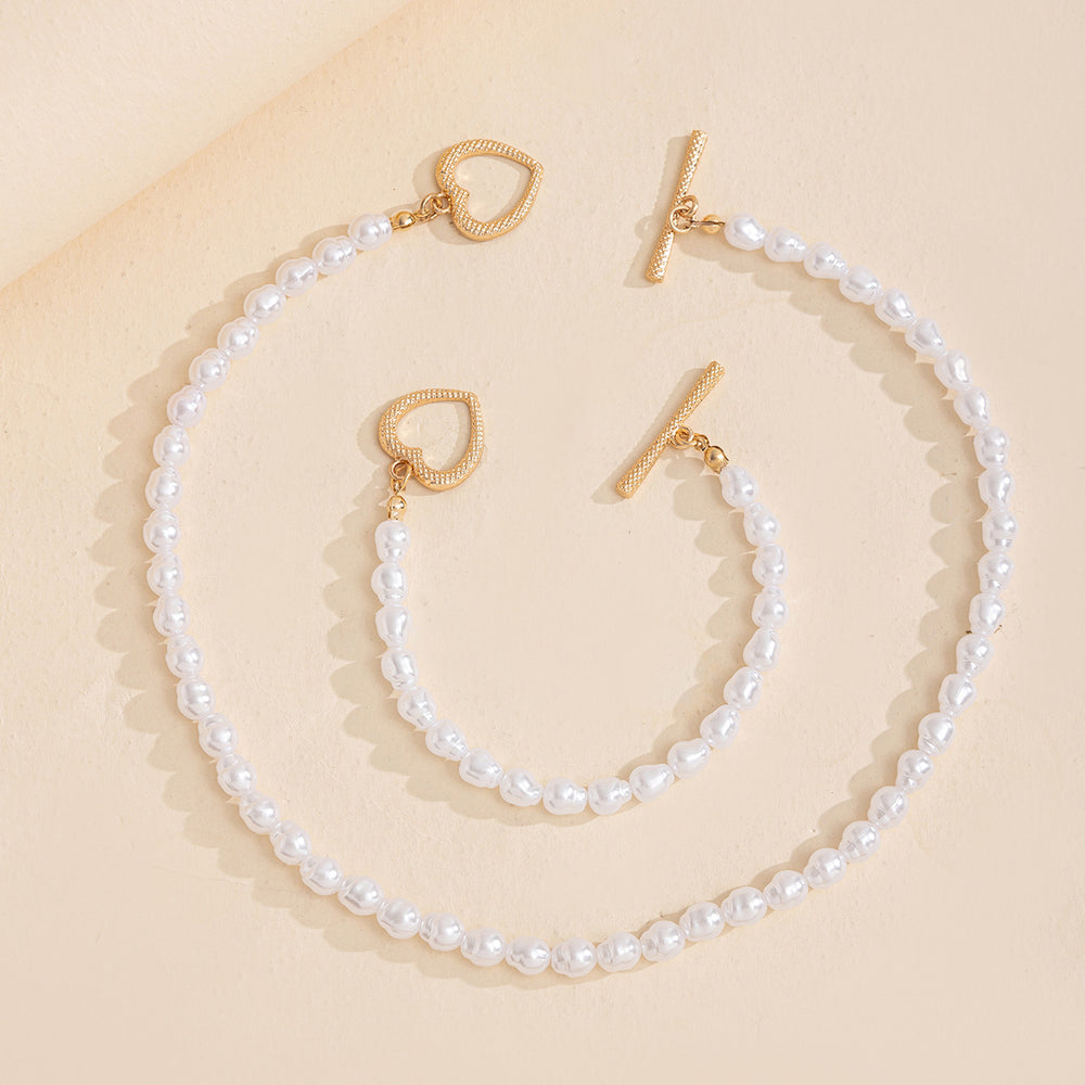 Trendy and versatile irregular pearl necklace and bracelet set – a sweet and sophisticated design with a heart motif. hot-selling cross-border jewelry